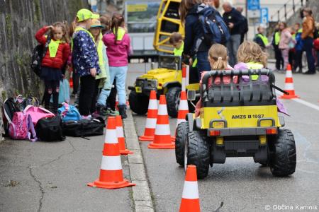 Otroci kamniških šol in vrtcev rajali na Glavnem trgu in se učili o trajnostni mobilnosti (57)